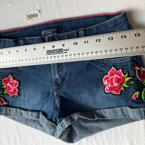 Boom Boo Jeans Women’s Denim Short Shorts size 7 (S),Jean Blue,Embroidered Roses - Picture 2 of 10